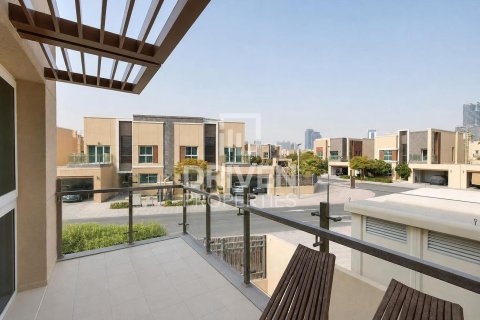 Villa in Dubai Science Park, Dubai 4 bedrooms, 485.42 sq.m. № 128336 - photo 22