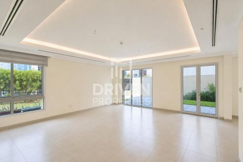Villa in Dubai Science Park, Dubai 4 bedrooms, 485.42 sq.m. № 128336 - photo 3