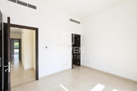 Villa in Dubai Science Park, Dubai 4 bedrooms, 485.42 sq.m. № 128336 - photo 13