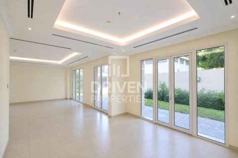 Villa in Dubai Science Park, Dubai 4 bedrooms, 485.42 sq.m. № 128336 - photo 7