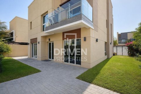 Villa in Dubai Science Park, Dubai 4 bedrooms, 485.42 sq.m. № 128336 - photo 2