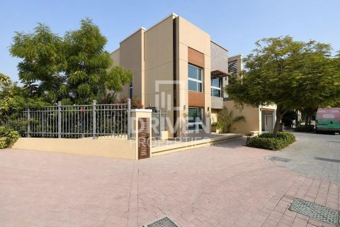 Villa in Dubai Science Park, Dubai 4 bedrooms, 485.42 sq.m. № 128336 - photo 25