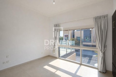Villa in Dubai Science Park, Dubai 4 bedrooms, 485.42 sq.m. № 128336 - photo 11