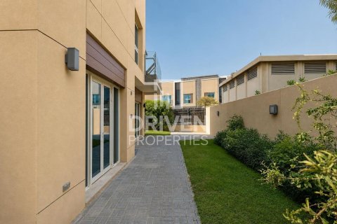 Villa in Dubai Science Park, Dubai 4 bedrooms, 485.42 sq.m. № 128336 - photo 19
