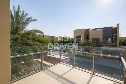 Villa in Dubai Science Park, Dubai 4 bedrooms, 485.42 sq.m. № 128336 - photo 21