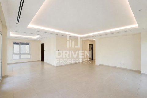 Villa in Dubai Science Park, Dubai 4 bedrooms, 485.42 sq.m. № 128336 - photo 5