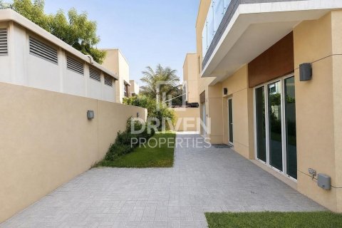 Villa in Dubai Science Park, Dubai 4 bedrooms, 485.42 sq.m. № 128336 - photo 17