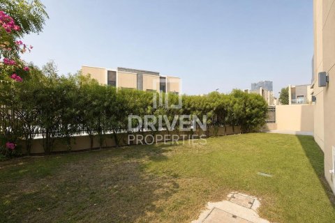 Villa in Dubai Science Park, Dubai 4 bedrooms, 485.42 sq.m. № 128336 - photo 18