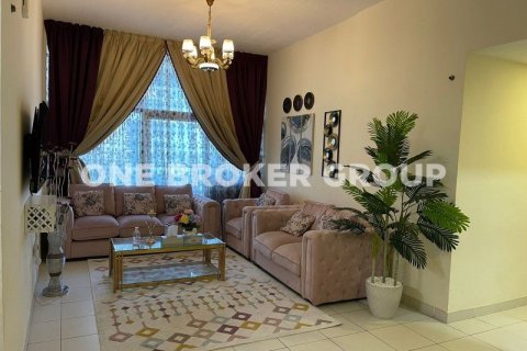 Купить квартиру в Дубай Студио-Сити, Дубай: 3 спальни, 153м², № 414 - фото 1