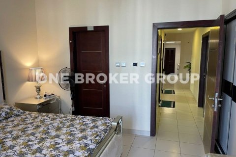 Купить квартиру в Дубай Студио-Сити, Дубай: 3 спальни, 153м², № 414 - фото 4