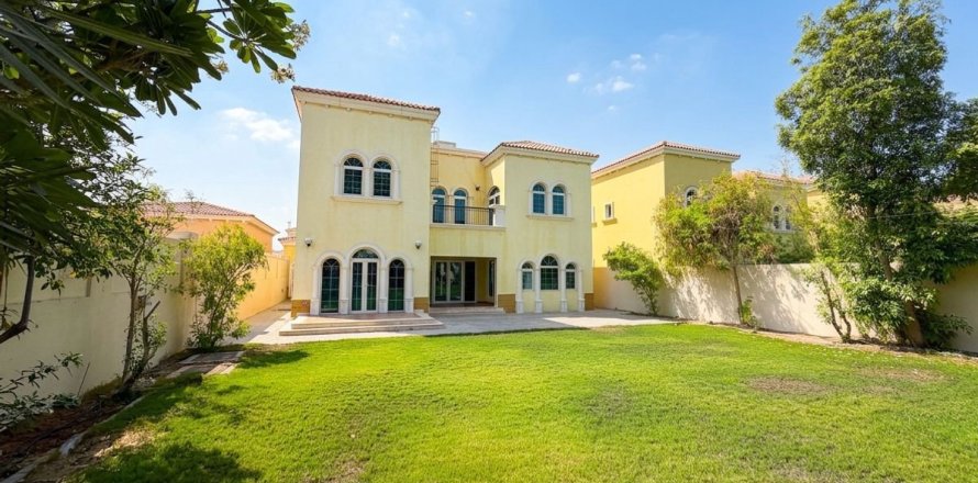 Villa in Jumeirah Park, Dubai 3 bedrooms, 675.4 sq.m. № 114447