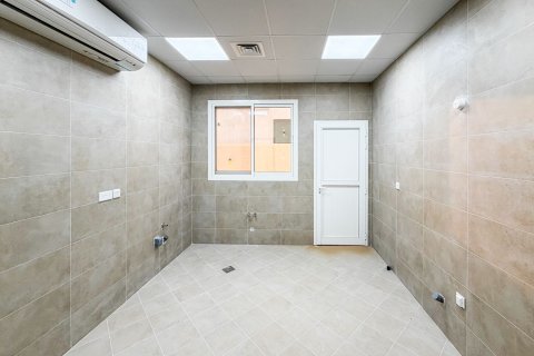 Villa in Al Aweer, Dubai 4 bedrooms, 744.73 sq.m. № 134048 - photo 16