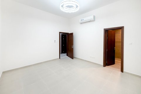 Villa in Al Aweer, Dubai 4 bedrooms, 744.73 sq.m. № 134048 - photo 11