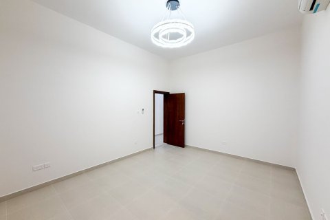 Villa in Al Aweer, Dubai 4 bedrooms, 744.73 sq.m. № 134048 - photo 7