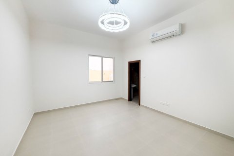 Villa in Al Aweer, Dubai 4 bedrooms, 744.73 sq.m. № 134048 - photo 10