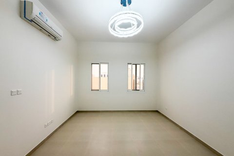 Villa in Al Aweer, Dubai 4 bedrooms, 744.73 sq.m. № 134048 - photo 13