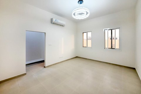 Villa in Al Aweer, Dubai 4 bedrooms, 744.73 sq.m. № 134048 - photo 14