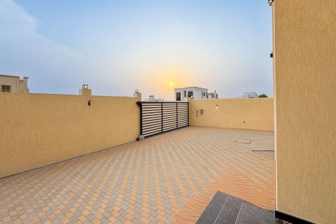 Villa in Al Aweer, Dubai 4 bedrooms, 744.73 sq.m. № 134048 - photo 8