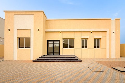 Villa in Al Aweer, Dubai 4 bedrooms, 744.73 sq.m. № 134048