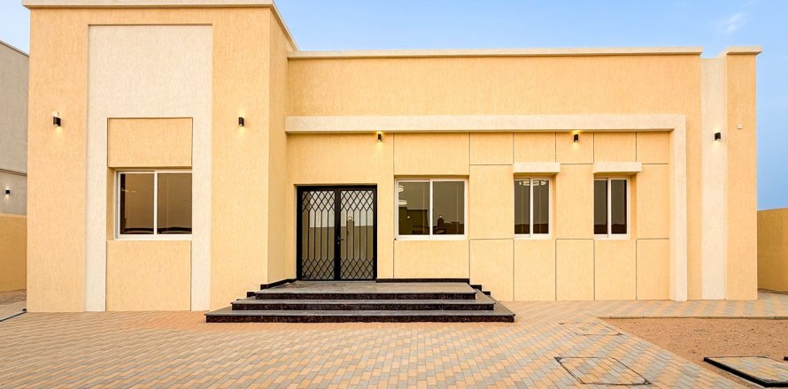 Villa in Al Aweer, Dubai 4 bedrooms, 744.73 sq.m. № 134048