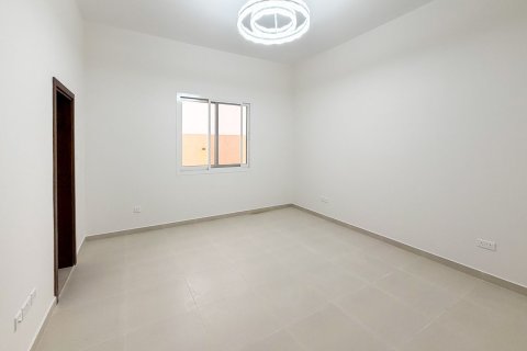 Villa in Al Aweer, Dubai 4 bedrooms, 744.73 sq.m. № 134048 - photo 12