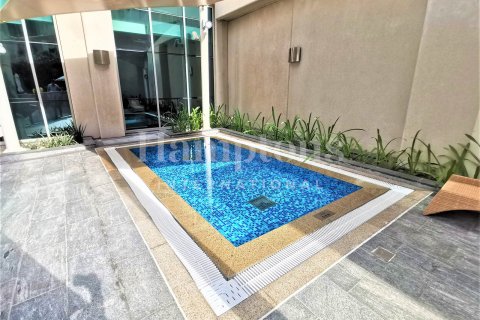 Снять в аренду квартиру в Даунтаун Дубай (Даунтаун Бурдж Дубай), Дубай: 3 спальни, 155.01980386м², № 63804 - фото 1