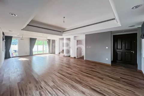 Townhouse in Dubai Sports City, Dubai 4 bedrooms, 250 sq.m. № 57903 - photo 13