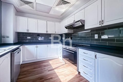 Townhouse in Dubai Sports City, Dubai 4 bedrooms, 250 sq.m. № 57903 - photo 11