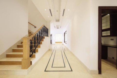 Villa in Emirates Hills, Dubai 6 bedrooms, 2124 sq.m. № 57900 - photo 21