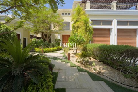 Villa in Emirates Hills, Dubai 6 bedrooms, 2124 sq.m. № 57900 - photo 4
