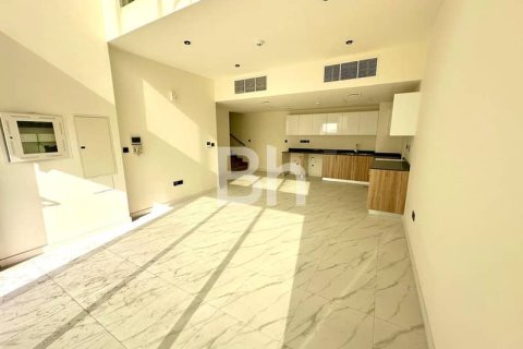 Townhouse in Dubai Land, Dubai 3 bedrooms, 140 sq.m. № 57902 - photo 1