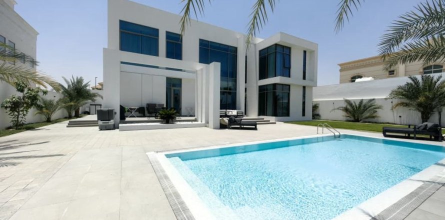 Villa in Dubai 5 bedrooms, 1421.6 sq.m. № 109450