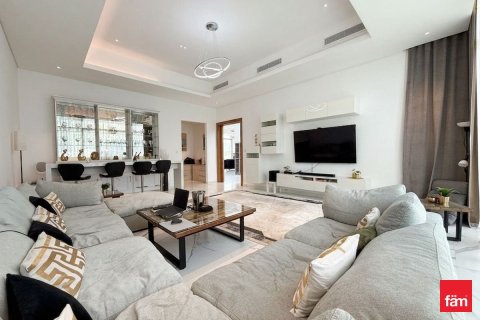 Villa in Dubai 5 bedrooms, 1421.6 sq.m. № 109450 - photo 12