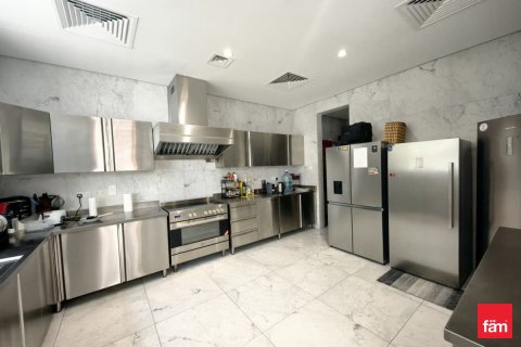 Villa in Dubai 5 bedrooms, 1421.6 sq.m. № 109450 - photo 16