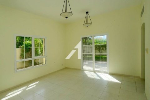 Villa in The Lakes, Dubai 3 bedrooms, 270.3 sq.m. № 42487 - photo 2