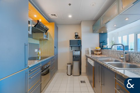 Apartment in AL MAJARA TOWERS in Dubai Marina, Dubai 2 bedrooms, 124 sq.m. № 79349 - photo 6