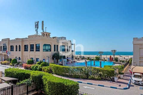 Villa en Jumeirah, Dubai, 5 dormitorios, 571 m², № 21221 - foto 1