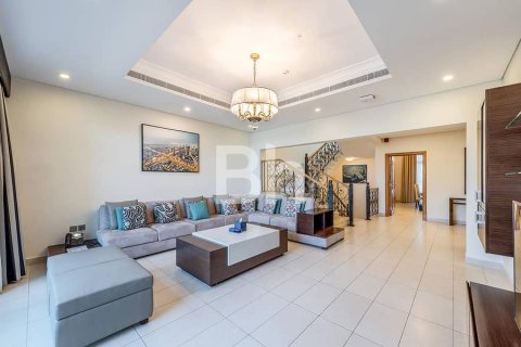 Villa en Jumeirah, Dubai, 5 dormitorios, 571 m², № 21221 - foto 2
