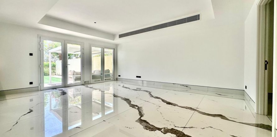 Вилла в Дубае, 3 спальни, 253.8м², № 109541