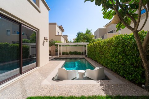 Villa in Dubai 4 bedrooms, 338 sq.m. № 134119 - photo 4