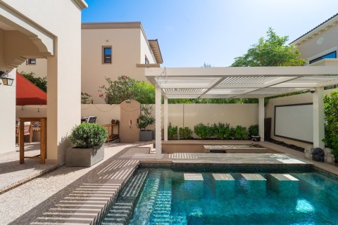 Villa in Dubai 4 bedrooms, 338 sq.m. № 134119 - photo 2