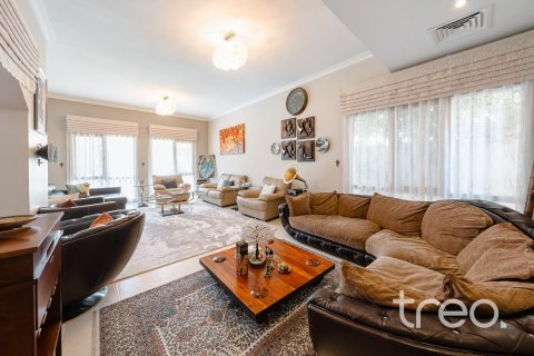Купить виллу в Meadows, Дубай: 4 спальни, 371.61м², № 119328 - фото 9