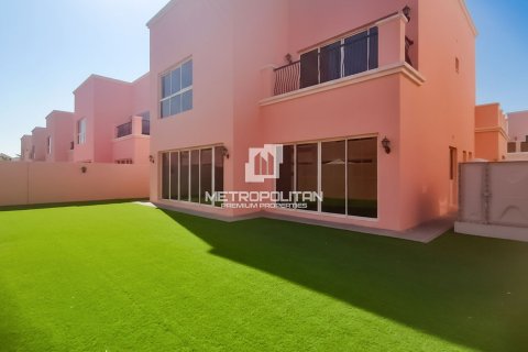 Villa in Nadd Al Sheba, Dubai 4 bedrooms, 354 sq.m. № 73891 - photo 2