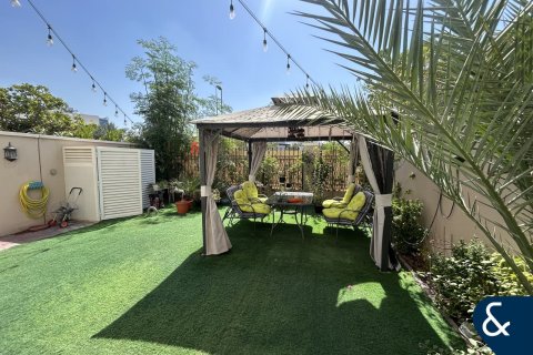 Adosado en Jumeirah Village Triangle, Dubai, 3 dormitorios, 240 m², № 98802