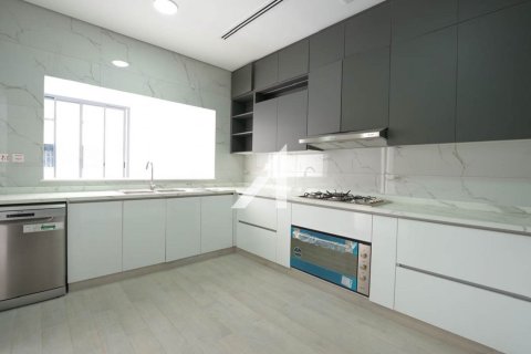 Villa in Dubai 4 bedrooms, 218.1 sq.m. № 42461 - photo 5
