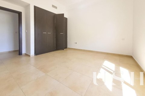Купить квартиру в Dubai Land, Дубай: 3 спальни, 139м², № 39567 - фото 12