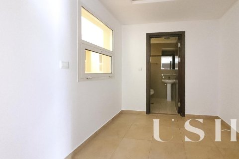 Купить квартиру в Dubai Land, Дубай: 3 спальни, 139м², № 39567 - фото 9