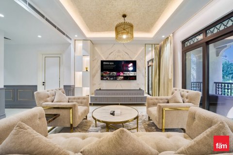 Снять в аренду квартиру в Old Town, Дубай: 2 спальни, 129.5м², № 95413 - фото 2