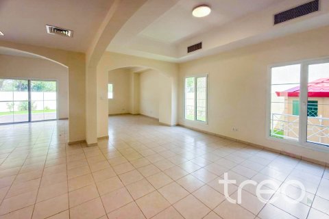 Villa en Meadows, Dubai, 4 dormitorios, 568.57 m², № 119785 - foto 3