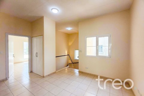 Villa en Meadows, Dubai, 4 dormitorios, 568.57 m², № 119785 - foto 9